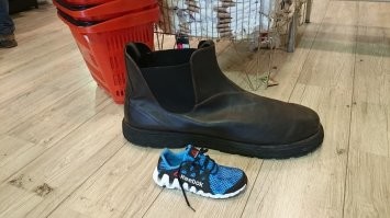 Вот такие ''педали'' я встретил, для сравнения мои кроссовки reebok  размер 39.5.