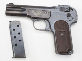 У Каплан пистолет Баунинг 1900. У него ствол под возвратной пружиной. А у Браунинг 1910 ствол сверху. И ПМ больше похож именно на него.