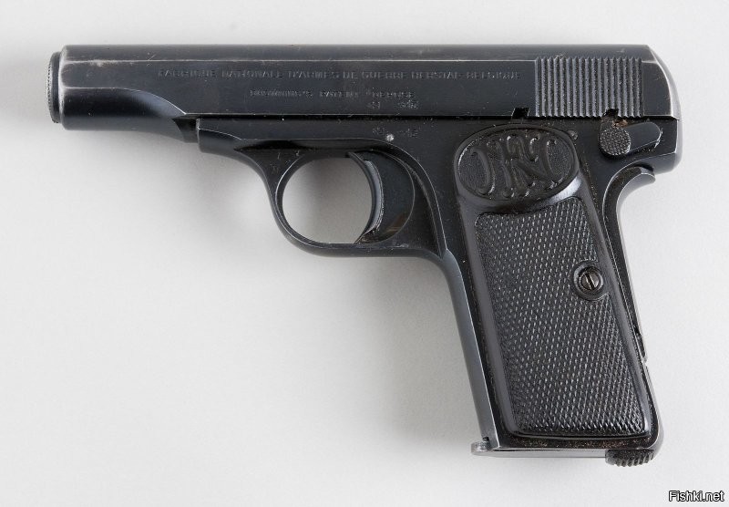 У Каплан пистолет Баунинг 1900. У него ствол под возвратной пружиной. А у Браунинг 1910 ствол сверху. И ПМ больше похож именно на него.