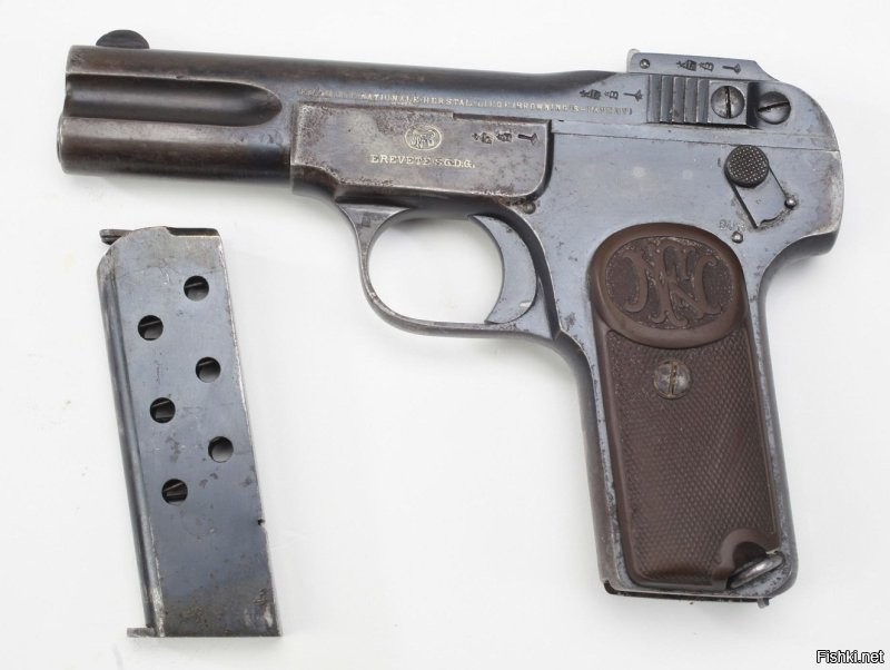 У Каплан пистолет Баунинг 1900. У него ствол под возвратной пружиной. А у Браунинг 1910 ствол сверху. И ПМ больше похож именно на него.