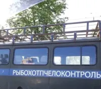 с мешком в ночи я тихо к дому крался
(в мешке был мёд, плотва и мертвый кроль)
но, как назло, навстречу мне попался
проклятый