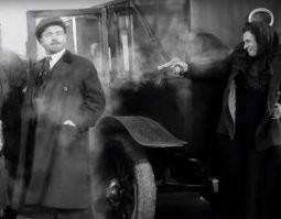 Я тоже тот браунинг узнал!
Он давно на Мосфильме лежит.
Из него еще Каплан Ильича застрелила, в фильме "Ленин в Октябре"