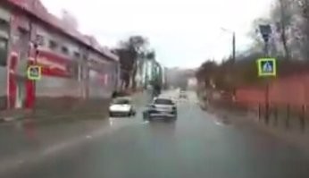 Он чё, специально охотился на этого молодого человека? Ехал прямо бы, не зацепил бы!