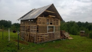 Контейнер ещё как-то дотащить надо из порта. А вот паллеты - совсем другое дело)))