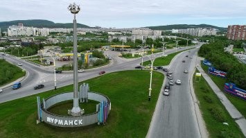 Еду как-то по Кольскому проспекту. Уже выезд из Мурманска перед стелой, перед кольцом разделение проезжих частей разного направления. 
С Прибрежной выруливает маршрутка и против движения едет по Кольскому, мне навстречу. Вижу охреневшие глаза водителя маршрутки, он реально не понимает, что происходит. Водитель непонятной национальности. Не менее охреневшая и пассажирка на переднем сидении. Это всё, что я успел рассмотреть, на всякий случай перестроился в крайний правый ряд.
Но далеко он не уехал. По счастливому обстоятельству, на въезде на заправку стояли ГАИшники, они его и приняли.