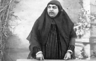 Это Анис аль Долях, иранская красавица. 
У нее было около150 любовников, 13 из которых покончили жизнь самоубийством из-за утери внимания с ее стороны.