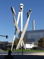 Либо у поршистов фантазии нет, либо очепятка. Такой есть в Stuttgart-Zuffenhausen (Германия), тоже на круге стоит и здание напротив похоже на здание другой фирмы. Да и ниже что фотка, тоже похожая. Походу и правда фантазии не хватает )
