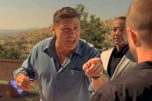 как же он на левой фотке похож на бауэра. я даж засомневался..