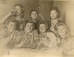 Зато здесь девушки отдыхают основательно, гранёными стаканами.