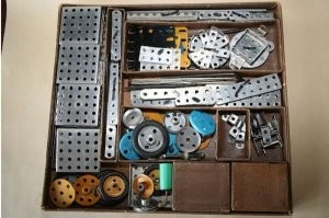 Класс !
Смотрел как завороженный .
Обалденный конструктор . У меня в детстве был вот такой (на ул.Горького в магазине Пионер куплен) :