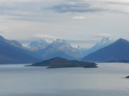 Новая Зеландия, особенно южный остров. Туристы есть, но мало.