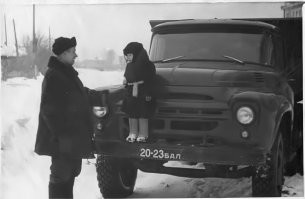 Году так в 1968, мой дед (под 2 метра ростом и соответствующей комплекции) на руках удерживал от скатывания в реку ЗИЛ-130 на переправе. Какой то невнимательный водила, забыл поставить на ручник грузовик. А мой дед держал его, пока не подоспели другие водители, иначе вся переправа встала бы. У него кровь от напряжения пошла носом и горлом. Потом немного отошёл и поехал. Мне бабушка рассказывала.
Он и сам работал на ЗИЛ-130. Всю войну водителем был.
