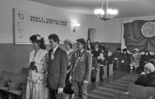 А..еть!!! Жених - дядя моей жены!!! Через пару месяцев после свадьбы сел за убийство которого не совершал. Отсидел от зв до зв. После отсидки оправдан. Жена дождалась и сейчас живут отлично. Молодцы большие.