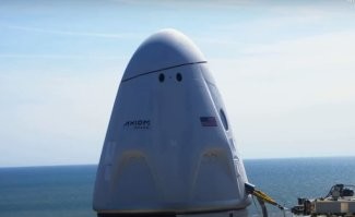 Они так радуются, как буд то Гагарина запустили))) ну Бог в помощь! А вот бошка ракеты не очень довольная)))