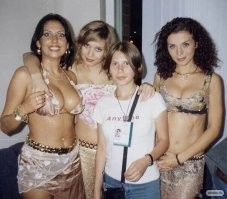 Какие выразительные, наливные глаза у девушки слева. )))