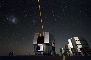 +, если посмотреть любое видео работы Европейской Южной Обсерватории (ESO), то лазерные лучи видно сразу