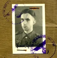 Интересно, а почему тогда документы немецких вояк то же были с обычной скрепкой, которая ржавела?