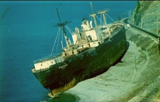 Краткая биография
«Судно типа «Либерти» построено в 1943 г. на верфи Bethlehem-Fairfield Shipyards Inc Балтимор. В то время с американских верфей каждые два дня сходило одно судно данного типа.
«Pierre L'Enfant». Судно строилось для нужд Военно-судовой администрации США. Оборудовалось для перевозки войск. С 1946 года новое имя «Atlantic Wave» компании Atlantic Maritime Co под панамским флагом. С 1953 года продан компании Atlantic Freighters Ltd, без смены имени и флага. С 1961 года новое имя «Miljet», для компании Atlanska Plovidba под югославским флагом, и приписан к г. Дубровнику. С 1965 г. последнее название «Kolasin», компания Prekookeanska Plovidba, порт приписки Бар.

В 60-х г.г. он перевозил песок на каботажной линии Сочи-Туапсе, в тот злополучный день 27.01.1970 г. был туман и вахтенный не увидел берег, поэтому на полном ходу судно длиной 140 метров врезалось в камни, его пытались стащить, но не смогли, югославская сторона не стала оплачивать дальнейшую спасательную операцию, со временем шторм развернул судно лагом (бортом) к берегу.
В настоящий момент от судна почти ничего не осталось, только сквозь воду просвечивают местами остатки корпуса.»