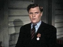 Таких ролей много.
Целиковская - в 35 лет играла 17 летнюю выпускницу.
Доронин - в 44 года играл жениха (персонажу около 23-25)