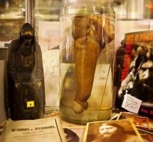 Повезло Галилею, что от него остался палец. А вот от святого старца Распутина остался его святой член. Тот самый, которым он трахал фрейлин императорского двора.