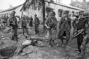 воевали вьетнамцы с вьетнамцами, а то ощущение такое что воевали вьетнамцы с американцами. США помогали Южному Вьетнаму, СССР и Китай Северному. если бы остановились по границе, то получили бы копию двух Корей, бедную и богатую, если бы победили южане то вьетнамцы жили намного лучше. но получилось как получилось