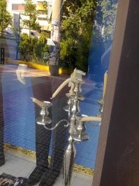 Moё...
Это - витрина магазина свадебной одежды. Грустно.