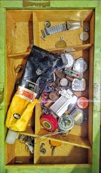 Капсула из лихих  90х)) И клей и тризуб.
