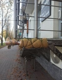 там видать люди идут не смотрят вперед и головой бьются