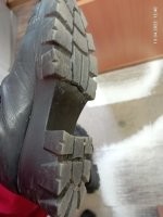 Угораздило меня поехать в своих ботинках в Рускеалу - туристический парк в Карелии. А, кто был - знает, его почва полностью состоит из мелких камней наподобие гравия, только это мраморная крошка. Хосспыдя, я чуть половину национального достояния Карелии в ботинках не вывезла. Выковыривать пришлось отвёрткой)) даже сейчас на фото видно пару камней.