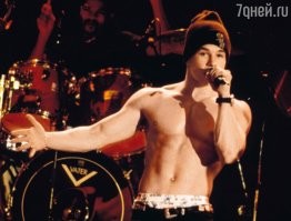 "...Он мог стать певцом или детективом, а вместо этого стал актёром и алкоголиком...."
------------------------------------------------------------------------------------------------------------
Да Брюс ничего не потерял, можно сказать, осуществил и свои "детские" мечты :
Марк Уолберг и Уилл Смит  -  современные Топ - актёры, раньше были известными хип-хоп и рэп певцами. 
А детективы и так все алкаши или торчки :