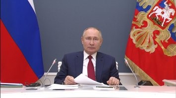 Подозреваю, где "собака зарыта" ! 
После слов Путина - о «пятой колонне» и «самоочищении общества» в России в начале С.О., "дёрнулись" из России те - у кого хлебальники "в пуху". 
А Ч. Хаматова, помимо формальной должности учредителя в фонде "Подари жизнь", также заведовала взносами и распределением средств этого фонда, куда шли и миллиарды государственных денег. 
Вот "пасьянсик и сложился" - трухнула, что начнут "копать", тем более были многочисленные вопросы и сигналы по поводу поступления и распределения финансов фонда, "2+2=4" часто не получалось у независимых аудиторов. 
И чтобы не испытывать судьбу дальше, она решила "Подарить жизнь" только себе лично, сука драная.