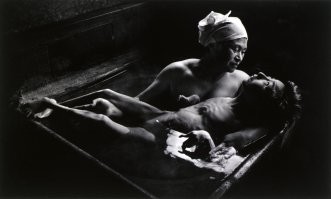 Для меня лучшей репортерской фотографией остается вот эта. "Tomoko in her bath minamata japan. Кстати, кто не смотрел фильм, очень рекомендую. Очень хорошо показано.
