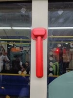 Привинчена не кувалда, а пластиковый держатель молотка, из которого молоток легко выломать. Соответственно, всему посту минус.