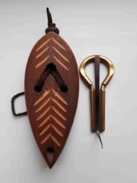 Я иногда на таком играю. Мой алтайский мастерской Поткина. Ему всего лет20. Похож?