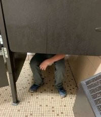 много бреда конечно, но вот про это хочу спросить.
а что с ним не так? это как бы не толчок это писсуар, поэтому такой и дизайн, чтобы люди не садились в него гадить.