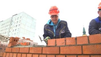 Женщины шпалоукладчицы,сварщики,водители-дальнобойщики до сих пор у нас есть и трудятся
В Казани завершился международный чемпионат «WorldSkills 2019», а вот в Елабуге выбирали лучшего каменщика республики.Хотя профессия каменщика в основном считается мужской, в конкурсе приняли участие и женщины. Всего 2 участницы прекрасного пола. Зульфира Ибатуллина 34 лет работает каменщиком. В прошлом году в этом же конкурсе она заняла третье место.