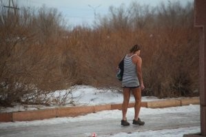 У нас в Балхаше этот дядя уже сколько много лет вот так ходит зимой и летом.