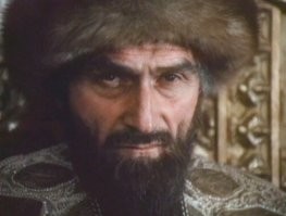 В фильме «Царь Иван Грозный» Кахи Кавсадзе сыграл две роли: царя Иоанна и юродивого, Василия Блаженного.