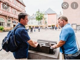 1. Солнечные батареи используют только маленькие места в попе мира, а все остальное это Питер?

2. Цель дать попить собаке, а не купать её.

3.
А вы думаете если человек незрячий или слабовидящий, то его надо похоронить в 4х стенах?
 Они живут точно такой же жизнью, ходят по улицам, посещают музеи, путешествуют.
 То, что они не видят, не значит, что они овощи. У них ращвиты другие чувства, больше развита фантазия. 

Или незрячий не может посетить музей, слушая аудиопомощника? Чем вас смутило то, что он может прочесть про то место, где находится?

Под них существуют целые тур агентства.
 "Стоит отметь, что с каждым годом, такие туры для незрячих пользуются все большей популярностью. Незрячие или плохо видящие люди такие же, как и все остальные, и им тоже хочется ощутить всю окружающую атмосферу."