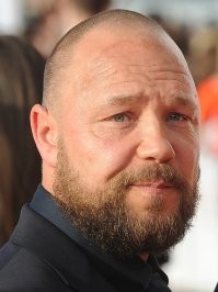 Корреспонденты Воронежа, нашли бритого парня с красным капюшоном, который помог затащить цыгана в тачку...Лично парня, который втащил цыгану, уточняется.