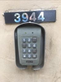 "Комбинация очевидна"
Хм, ну я бы так не сказал. Меня это ещё во всяких фильмах веселило.. Ну, знаешь ты, какие цифры - используются в коде. А их последовательность ты знаешь? А какова длинна последовательности? А какие цифры дублируются?

А то вечно какой-нить Джеймс Бонд, пудры насыплет на кодовой замок, посмотрит на клавиши на которые налипла пудра - и вуаля, сразу вводит нужный код. 

Что до картинки, если  хозяин (или начальник охраны) заведующий данным кодовым замком - не полный оладушек, то вариантов там бесконечное множество:
394
4934
9943
434349934
999999333333444449
итд.
Можно конечно страдать подбором, если ты издалека хотя бы подсмотрел за жестами человека который тычет пальцами в кнопки, и понимаешь что нажатий ровно 4 или 3. Но, большинство современных кодовых замков, имеют такую незамысловатую функцию - как блокироваться после ввода неправильной комбинации более n-раз. И если кто-то не хочет, чтоб к нему вломились тупо подобрав пароль, будьте уверены, эта функция там будет задействована. А есть приборы которые после нескольких попыток ввести пароль, автоматически вызов на горячую линию местным полицейским отправляют, и пока вы перебираете варианты в ночной тишине, зная что ещё чуть-чуть и дверь откроется, то за вами уже из-за угла наблюдают пару внимательных глаз, чтоб как только вы подберёте пароль и ступите на чужую собственность - вас можно было повязать и предъявить вам серьёзное обвинение (на моменте подбора пароля не берут, там легко отмазаться, типо я просто дурачился, в  общем обычная хулиганка). А ещё, если там по уму всё, то как только вы первую цифру нажали вас сразу снимать начинают несколько потайных камер, на всякий случай.
Мир технологий безопасности куда более сложен, чем это показано в фильмах. Я рассказал менее 1% что знаю, по хорошему надо отдельный пост пилить. И я в этой сфере уже 15 лет не работаю. Думаю, там всё ещё круче стало и надёжней.