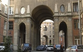 ХЗ...я не из Питера,но с толстовским домом тут чета наврали. Он выглядит по другому.