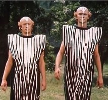 Можно масляной краской разного цвета на башке полосу провести.