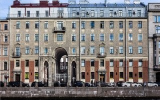 По другому он выглядит с фасадной части. А на фото один из его дворов.