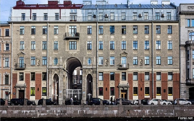 По другому он выглядит с фасадной части. А на фото один из его дворов.