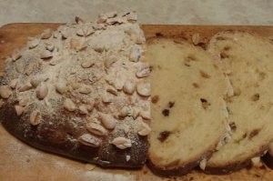 Корочки, корочки а пока не убрали, успеть зачерпнуть орешки из опустевшего лотка из под Ленинградского батона.