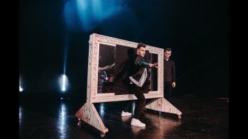 Так через зеркало выходить надо было