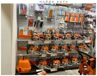 Всё посмотрел, даже с увеличением до 200%. Скорее всего, кот сидит в переноске - снизу ящик оранжевый.