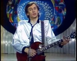 Менты на асфальте 
Менты на асфальте
 От ног торопливых 
Вы их защитите 
Как символ любви 
Ментов поднимите 
Сомненья отбросьте 
Раздумий не надо 
Ведь в них чья то боль 
А была чья то радость 
Менты на асфальте 
Менты на асфальте 
Под солнцем весенним 
Они расцветали
 И в стужу 
И в зной 
Менты  выживали