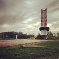 Это монумент "три сестры" находящийся на пересечении трех дорог ведущиих в  Черниговскую,Брянскую и в Гомельскую области. Сам монумент стоит точно на точке пересечения границ между Россией,Украиной и Белоруссией. Его построили при СССР в знак дружбы народов не только между этими тремя республиками но и со всеми остальными республиками огромной СССР. Каждый  кто проезжал мимо мог остановиться у этого памятника и сфотографироваться. Никто тогда и не думал ни о какаих границ. Разве что на карте в атласе автомобильных дорог было указано о том что эта другая республика ну или стоял дорожный знак указывающий что ты вЪезжаешь в Белорусскую или Украинскую ССР.
А сейчас что? Забор с колючей проволкой и КПП. Как говориться дожили...